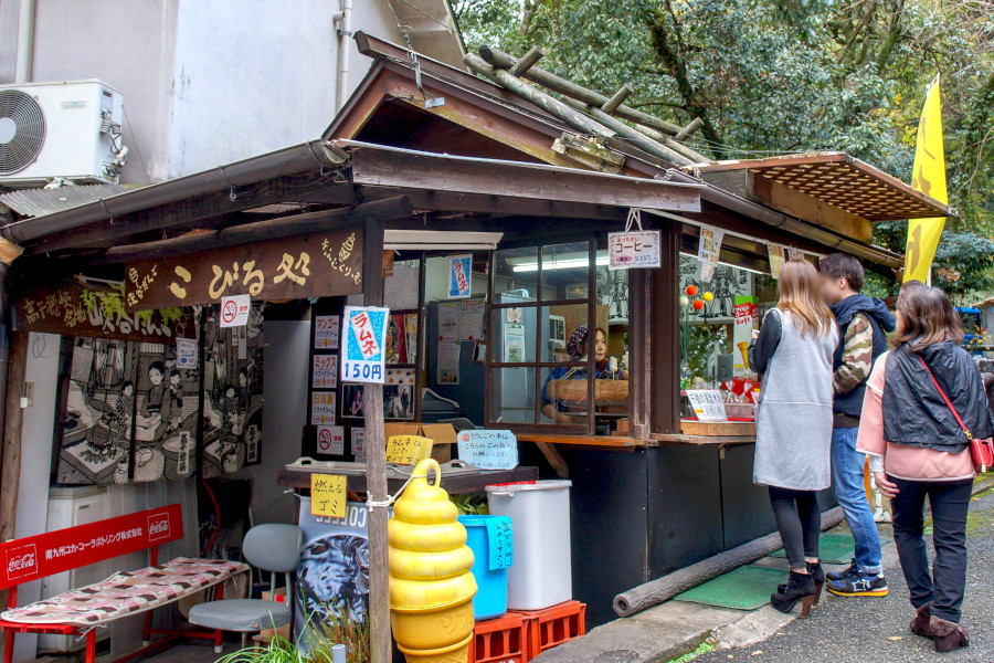 店は高千穂内の御塩井(おしおい)駐車場入り口付近 店は高千穂内の御塩井(おしおい)駐車場入り口付近