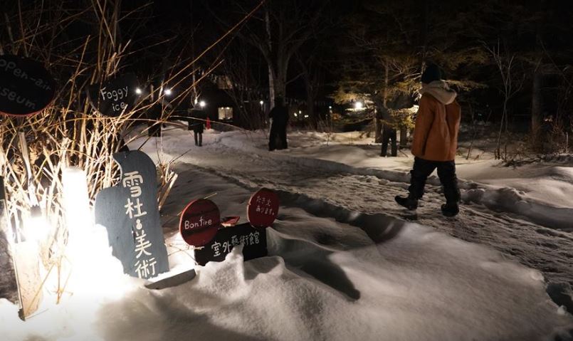 ▲極寒の森にアート作品が並ぶ「雪杜野外美術館」