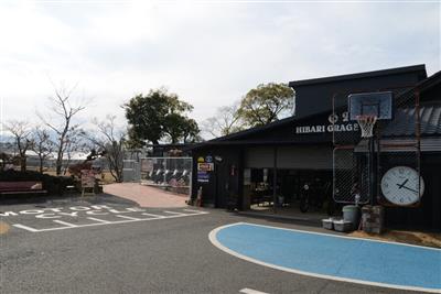 オーナーの趣味が詰まったガレージなど、まさに大人の遊び場
