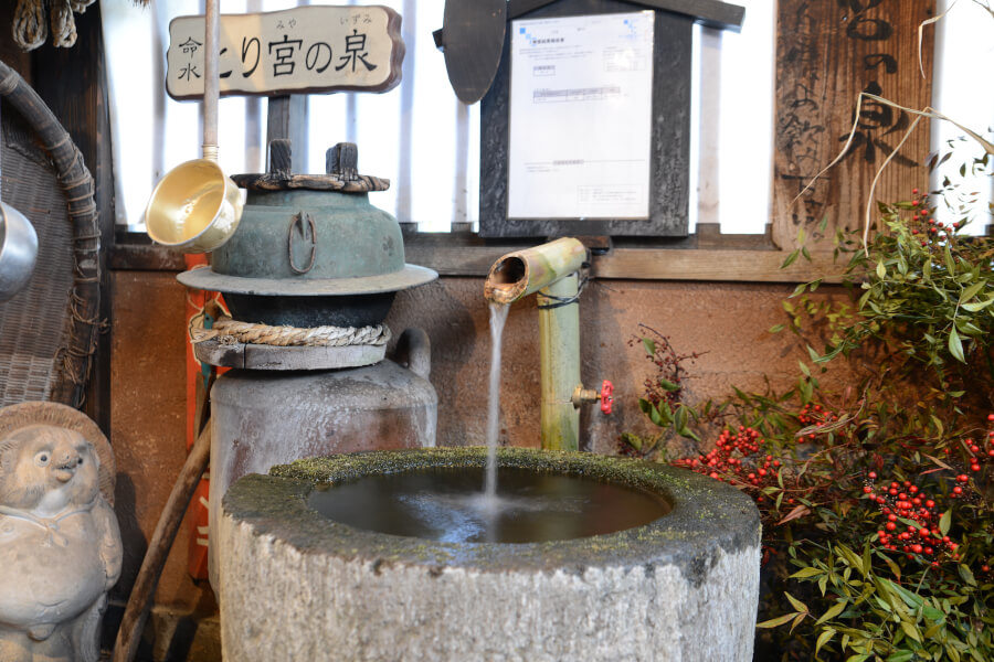 湧水が各所にあり、水の町としても知られる門前町商店街