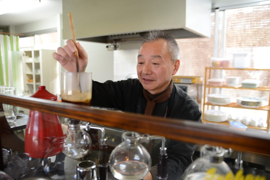 サイフォンで淹れる様子を眺める事も。コーヒーはテイクアウト可能 サイフォンで淹れる様子を眺める事も。コーヒーはテイクアウト可