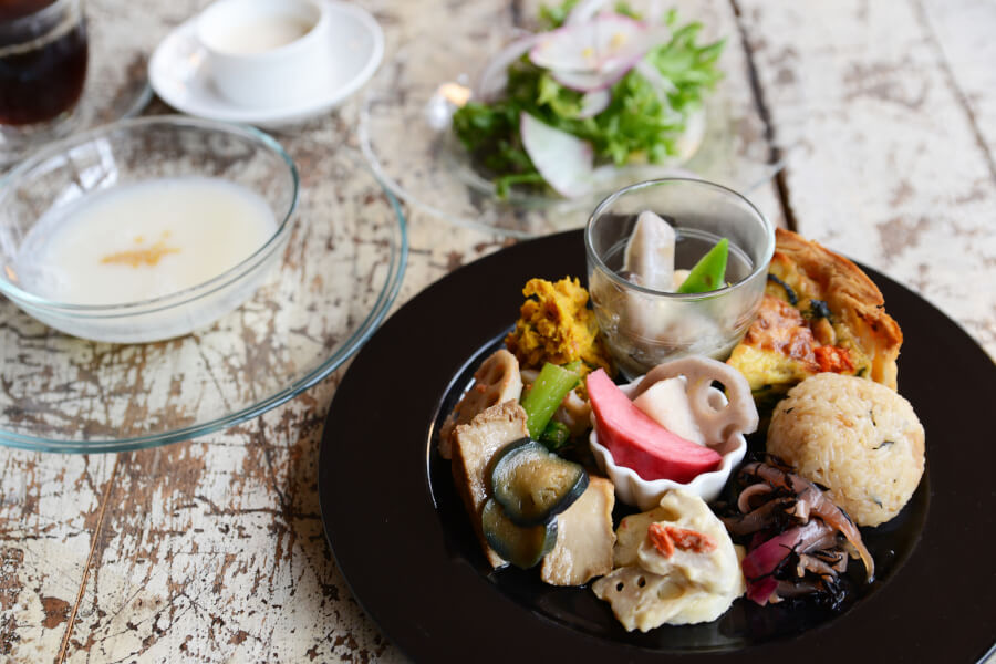 「お野菜のスペシャルプレート」1940円。季節で内容が変わるのも楽しい 「お野菜のスペシャルプレート」1940円