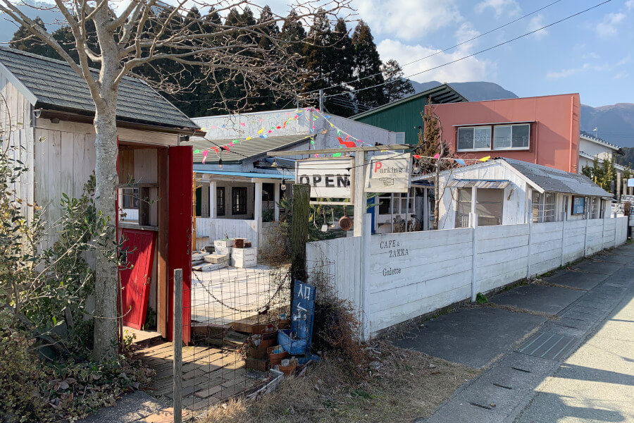道路に面した入口から店内へ。何から何まで、オーナーの手作り