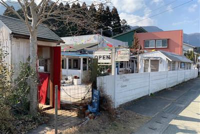 道路に面した入口から店内へ。何から何まで、オーナーの手作り
