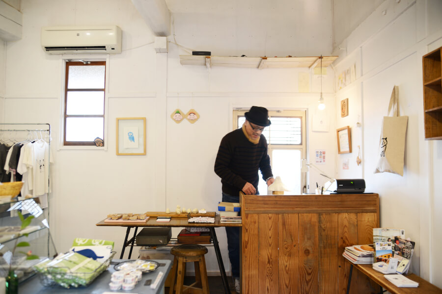 店番をしながら作品づくりを行うご主人