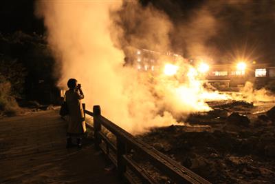 清七地獄周辺の道路沿いのみライトアップされています