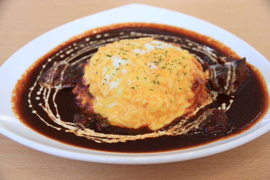 人気の雲仙オムハヤシ。玉子の下にはトロトロチーズが隠れています 人気の雲仙オムハヤシ