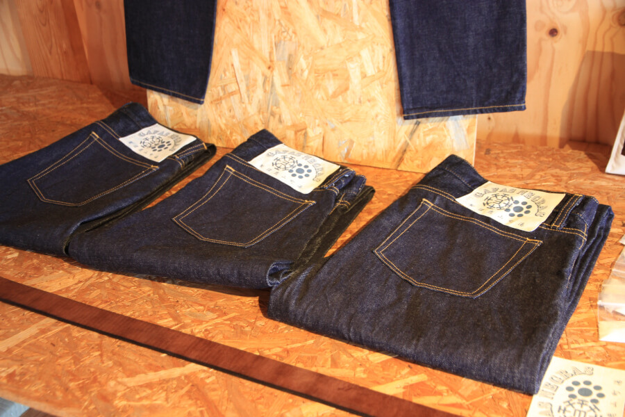 山鹿温泉発の「山鹿ローカルジーンズ」(1万9440円/税込) 山鹿温泉発の「山鹿ローカルジーンズ」(1万8900円/税込)