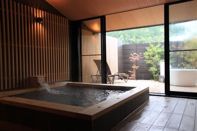 貸し切り風呂は3つを用意。写真は檜の香りが心地いい「檜の湯」