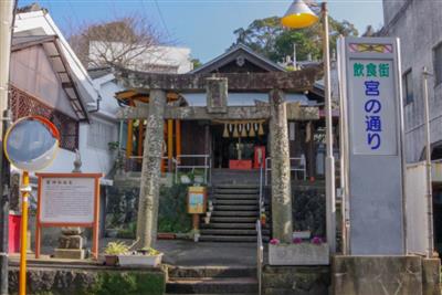 島一番の繁華街の中にあるので目立ちます