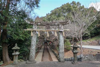 爾自神社は山中にあるので道に迷わないように
