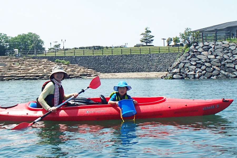 箱メガネで海中観察、海の中も見られるかも