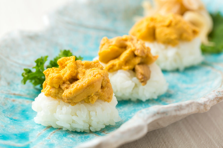 幸寿司の「生うに握り3貫」。地元「二江産」の新鮮な生うにを使用。素材の味が光ります 幸寿司で提供される「生うに握り3貫」