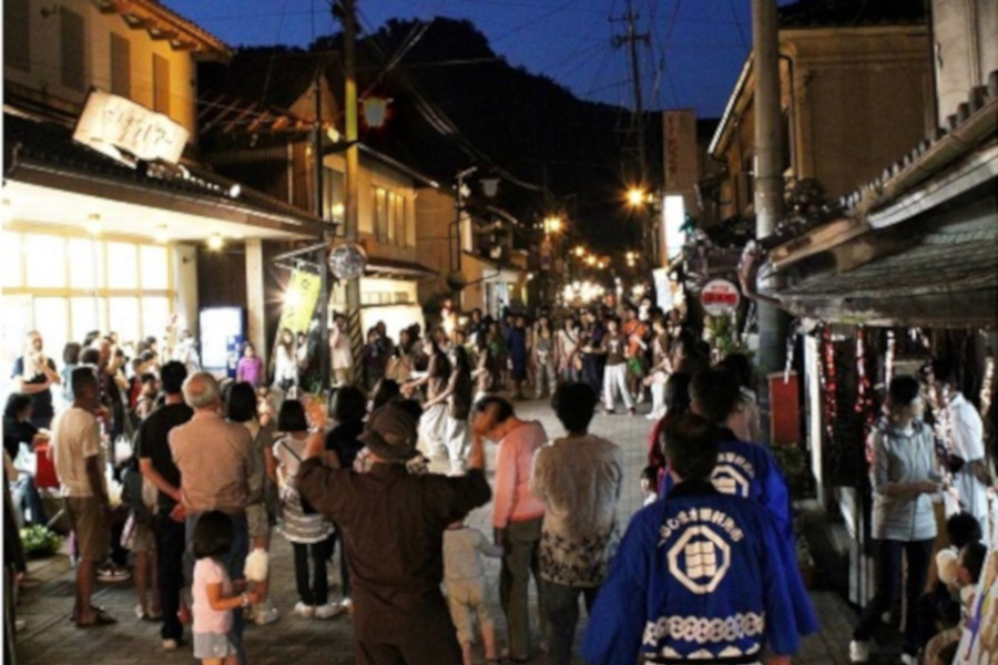 地元の人が集まり工芸品や特産物などを販売する夜市は毎回多くの人でにぎわいます 地元の人が集まり工芸品や特産物などを販売する夜市