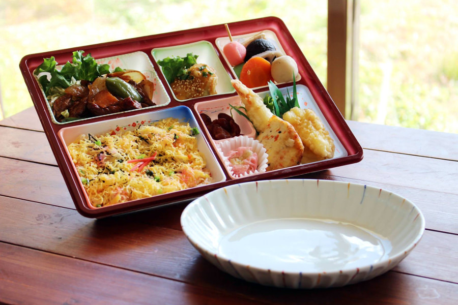 各窯元オリジナルの器がついた桜陶祭限定の陶箱弁当