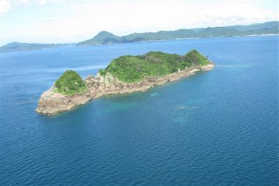 平戸島北西岸の沖合2キロに位置する中江ノ島