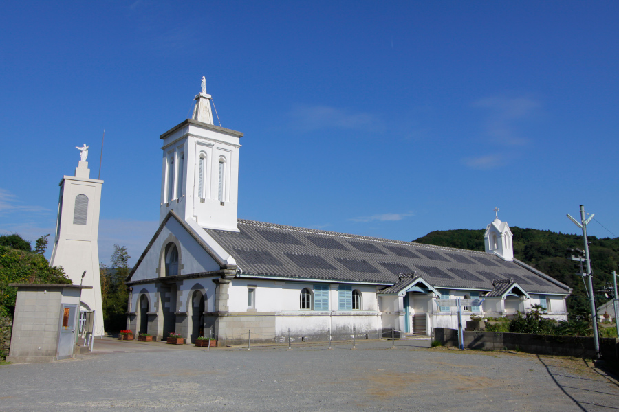 白い壁と山の緑との清楚な美しいコントラストの出津教会堂 白い壁と山の緑との清楚な美しいコントラストの出津教会