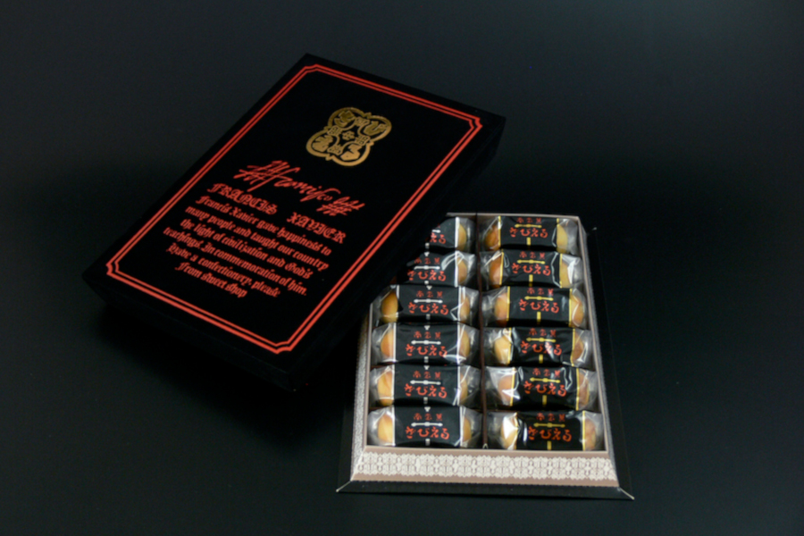 黒を基調としたビロード風の箱は高級感があります