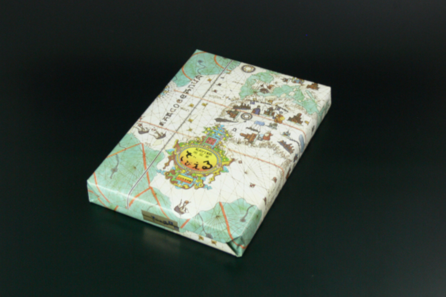 異国情緒あふれる包装紙でラッピングされています 異国情緒あふれる包装紙でラッピングされています