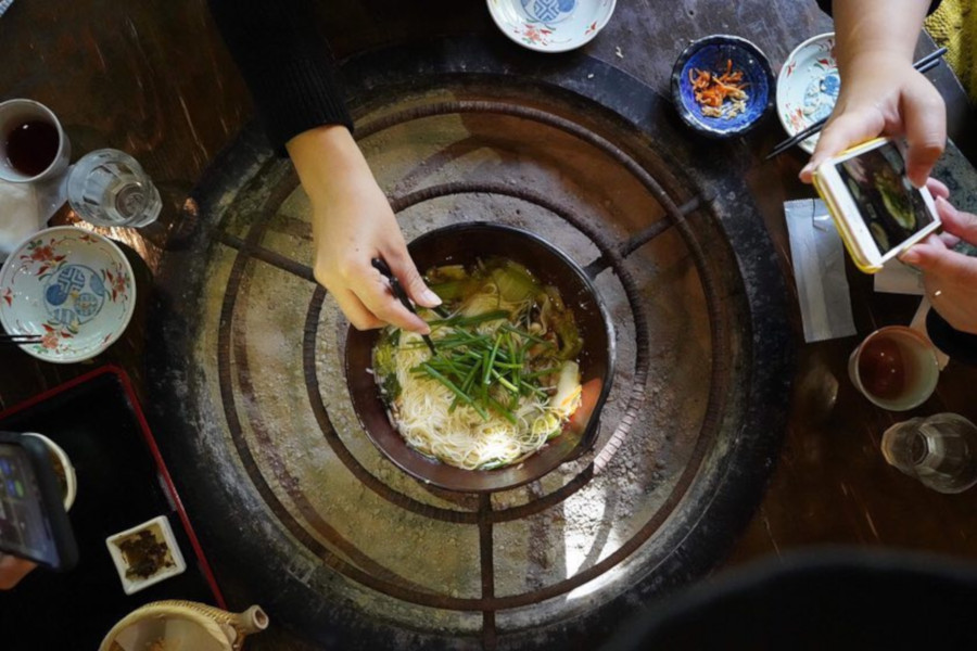 囲炉裏で食べる鍋には、鍋用素麺400円を追加できます