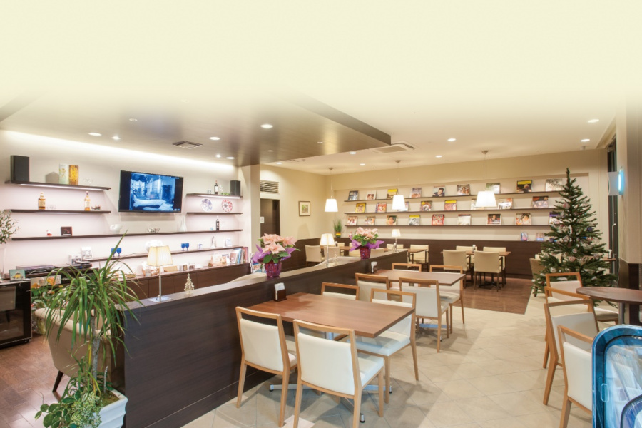 バリアフリーで開放感ある明るい店内。リラックスして楽しめます
