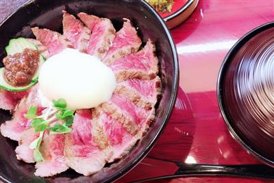 一番人気の「いわさきのあか牛丼セット」