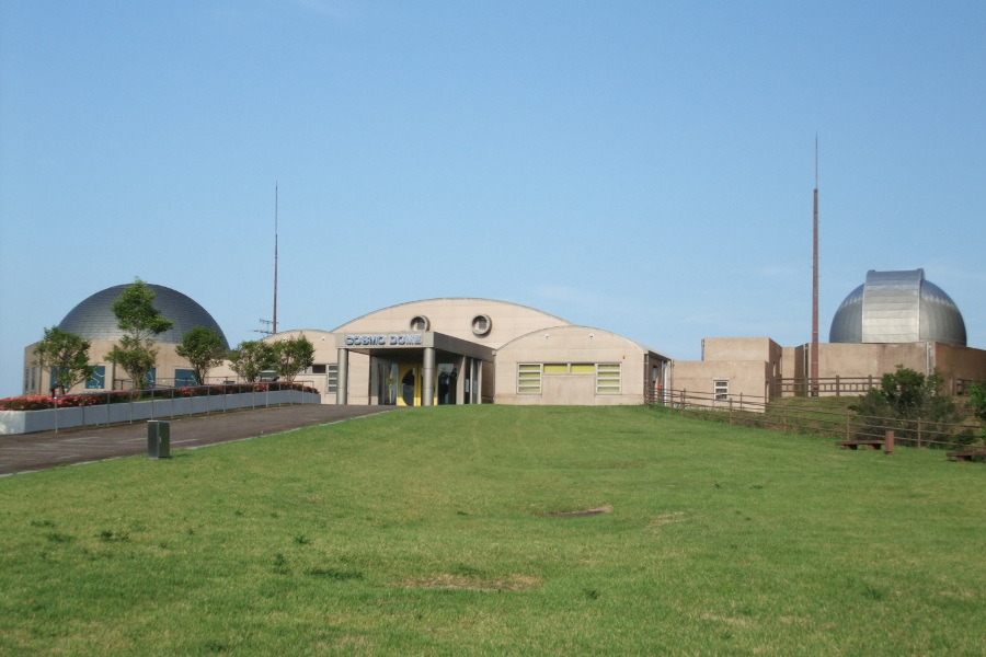 天体観測ドームのほか、プラネタリウムや展示室も完備。左手の銀色のドーム状のところがプラネタリウムです 天体観測ドームのほか、プラネタリウムや展示室も完備。左手の銀