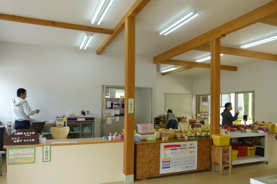 店舗では、もぎたてのリンゴを1キロ900円で購入も可能。地方発送などもしてくれます 店舗では、もぎたてのリンゴを1キロ900円で購入も可能。地方