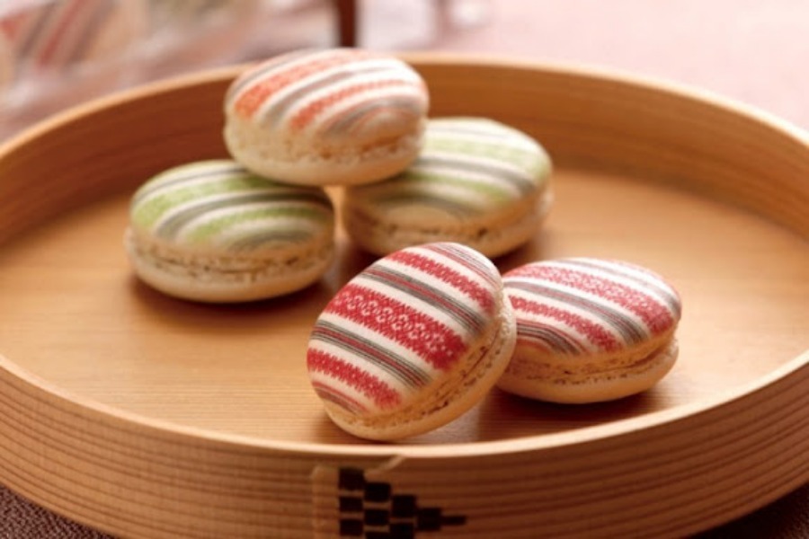 ▲博多織の献上柄をまとったスイーツ「ハカタマカロン『粋』」 博多織の献上柄をまとったスイーツ「ハカタマカロン『粋』」