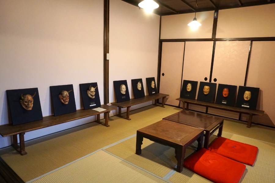2階に展示されているさまざまな能面 2階に展示されているさまざまな能面