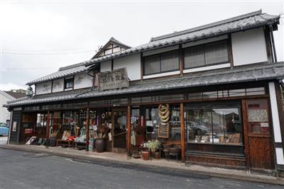 趣のある佇まいの「猪原金物店」