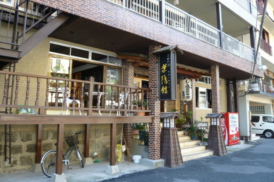 湯治宿らしい佇まいの「葉隠館」