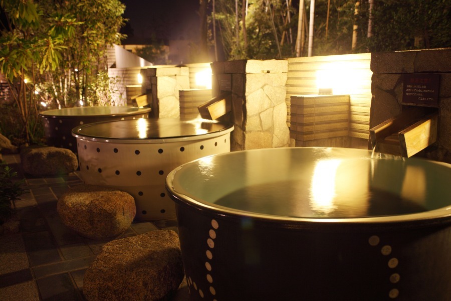 丸い水玉デザインを施し、かわいらしく仕上げた「壷湯」 丸い水玉デザインを施し、かわいらしく仕上げた「壷湯」