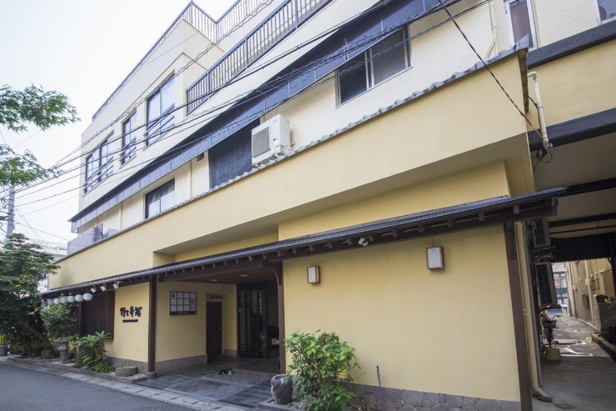 竹瓦温泉まで徒歩1分と、アクセス面も抜群です