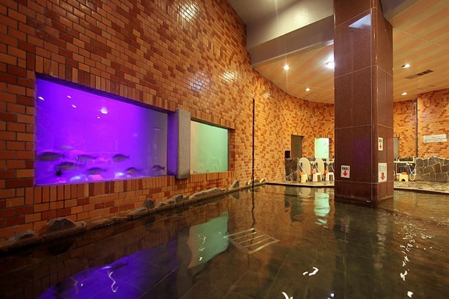 浴槽の横に水槽を配した水族館大浴場「竜宮」