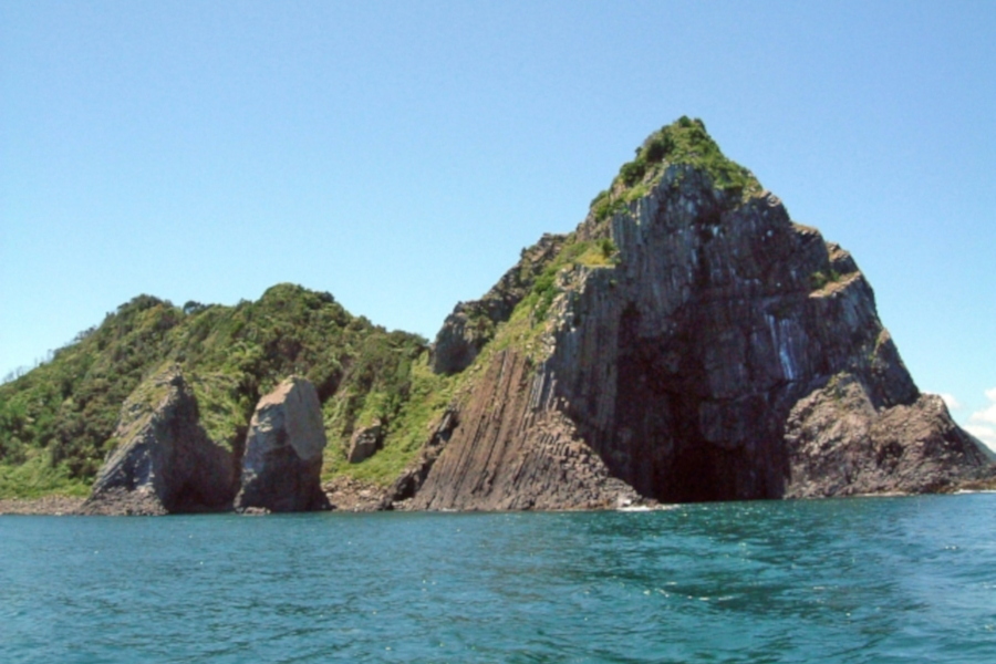 大迫力の芥屋の大門の洞窟は遊覧船からしか見られない 大迫力の芥屋の大門の洞窟は遊覧船からしか見られない