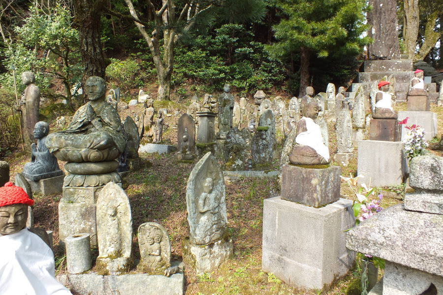 お寺の中の多数のお地蔵様鑑賞も魅力のひとつ