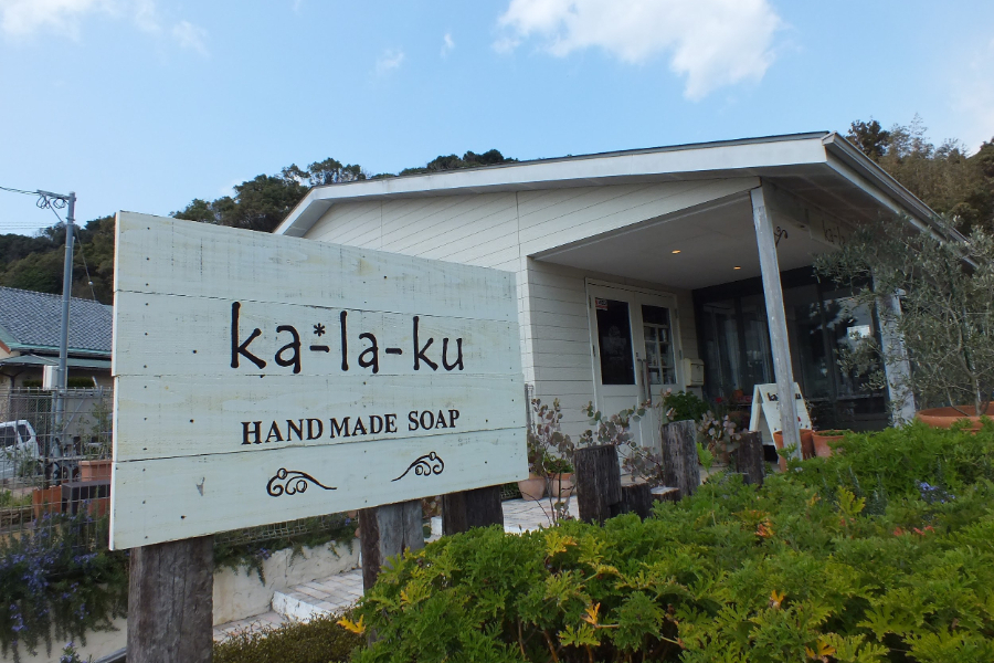 海沿いのカフェのような外観の店舗 海沿いのカフェのような外観の店舗