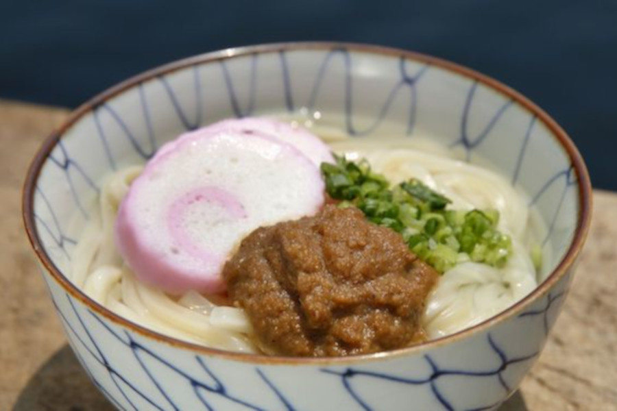 お湯を注ぐだけで栄養満点のうどん出汁の完成
