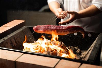 目の前で炭火で焼く鰹のたたきも必見