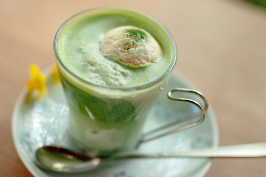 冷たい抹茶に自家製バニラアイスをトッピング