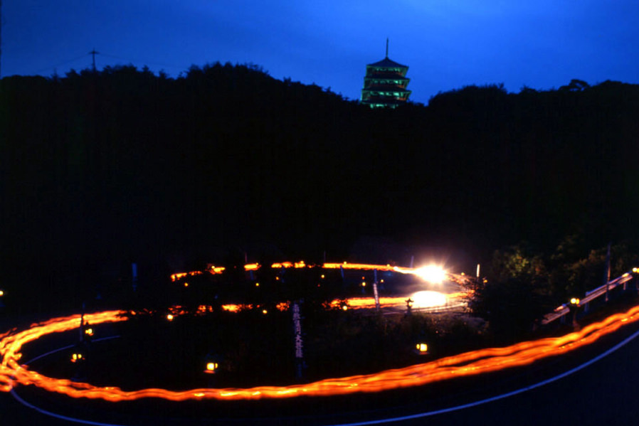 奥之院で採火された「ご霊火」が4キロ離れた麓の本院へ運ばれます 奥之院で採火された「ご霊火」が麓の本院へ運ばれます