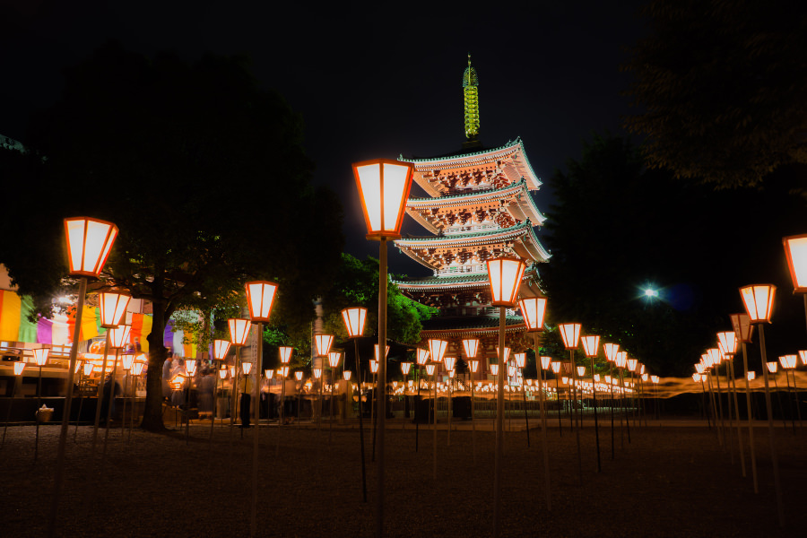 千本のぼんぼりの明かりでライトアップされる平成五重塔