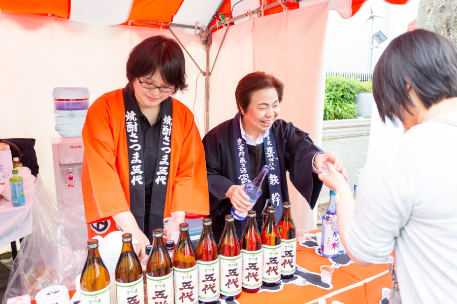 蔵元のスタッフとのコミュニケーションも楽しめます 蔵元のスタッフとのコミュニケーションも楽しめます