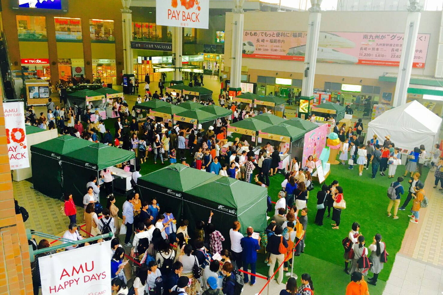 会場は、駅に隣接しているアミュプラザ長崎のかもめ広場