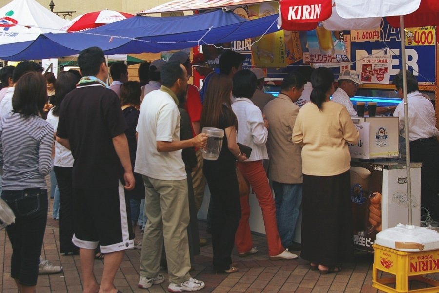 キリンドラフトカーで冷やされたビールが提供されます キリンドラフトカーで冷やされたビールが提供されます