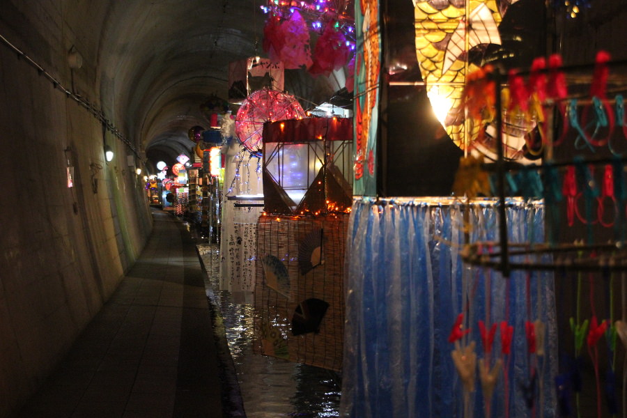 気温17度の涼しいトンネルの中に七夕飾りが飾られます 気温17度の涼しいトンネルの中に七夕飾りが飾られます