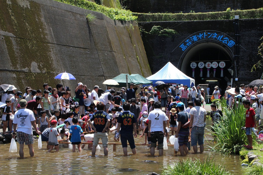 ヤマメのつかみ取りなど、イベント盛りだくさん! ヤマメのつかみ取りなど、イベント盛りだくさん!