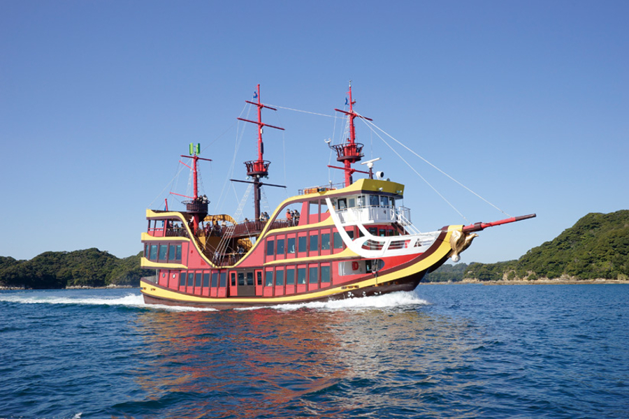 赤井船体が目を引く、遊覧船「みらい」で、わくわくの謎解きクルーズ 遊覧船「みらい」で、わくわくの謎解きクルーズ