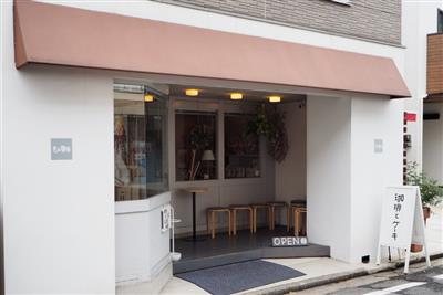 グレーの壁で大人しい雰囲気のカフェ